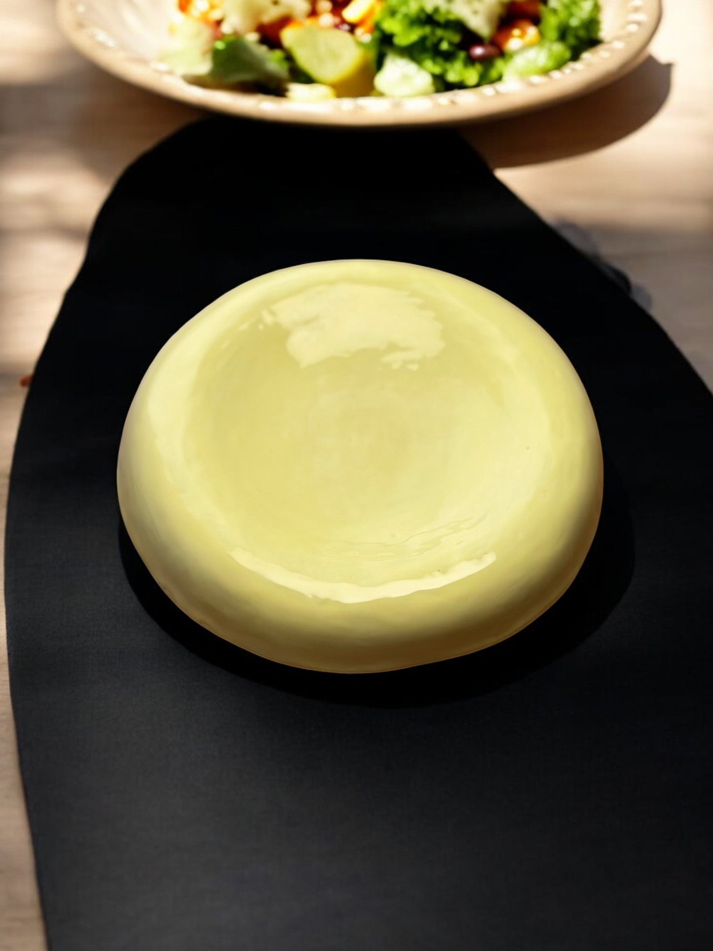 El Yapımı Stoneware Seramik Tabak – Efektli Sarı Sırlı