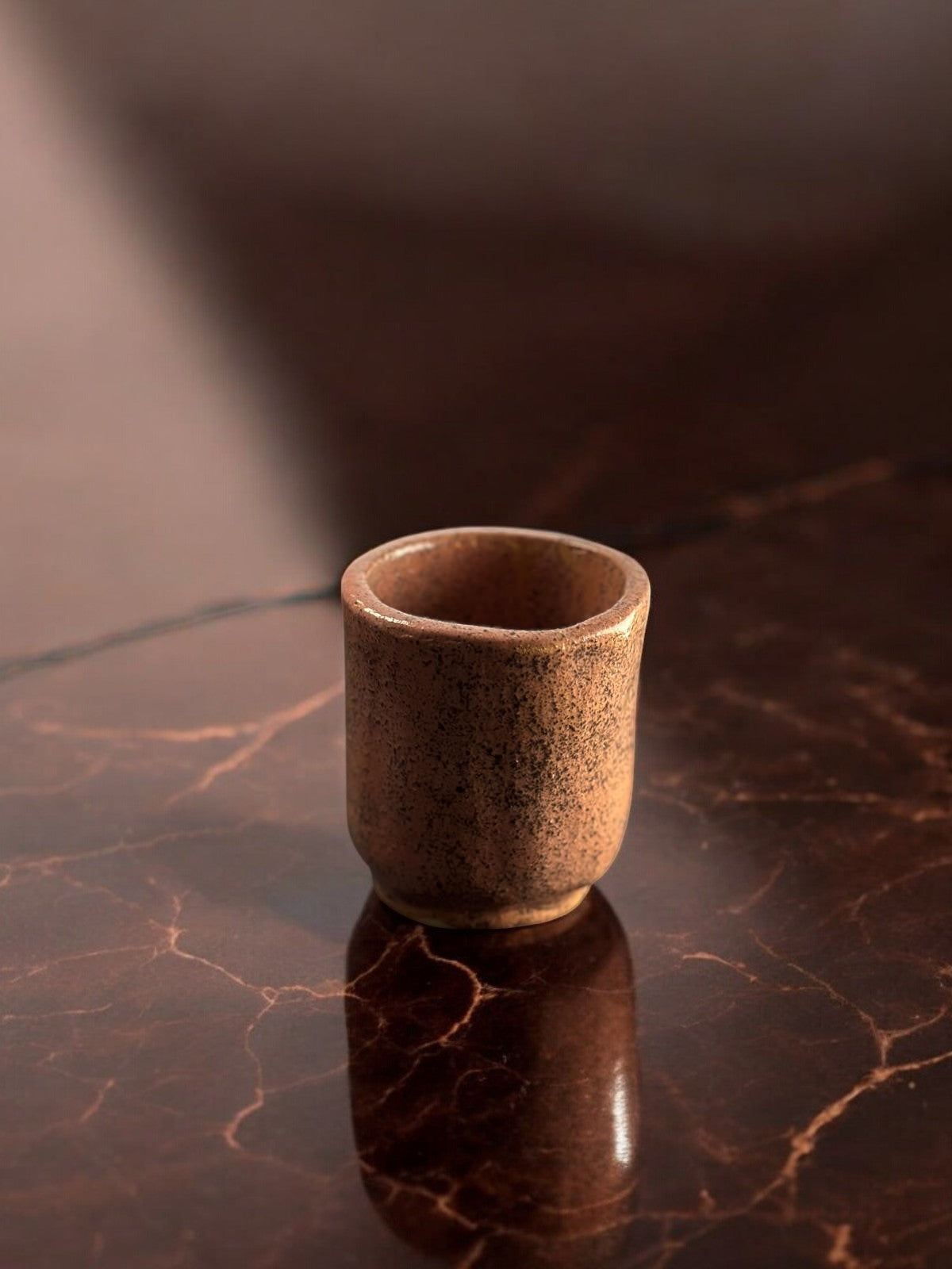 El Yapımı Stoneware Seramik Kupa – Badem Rengi, Artistik Sırlı