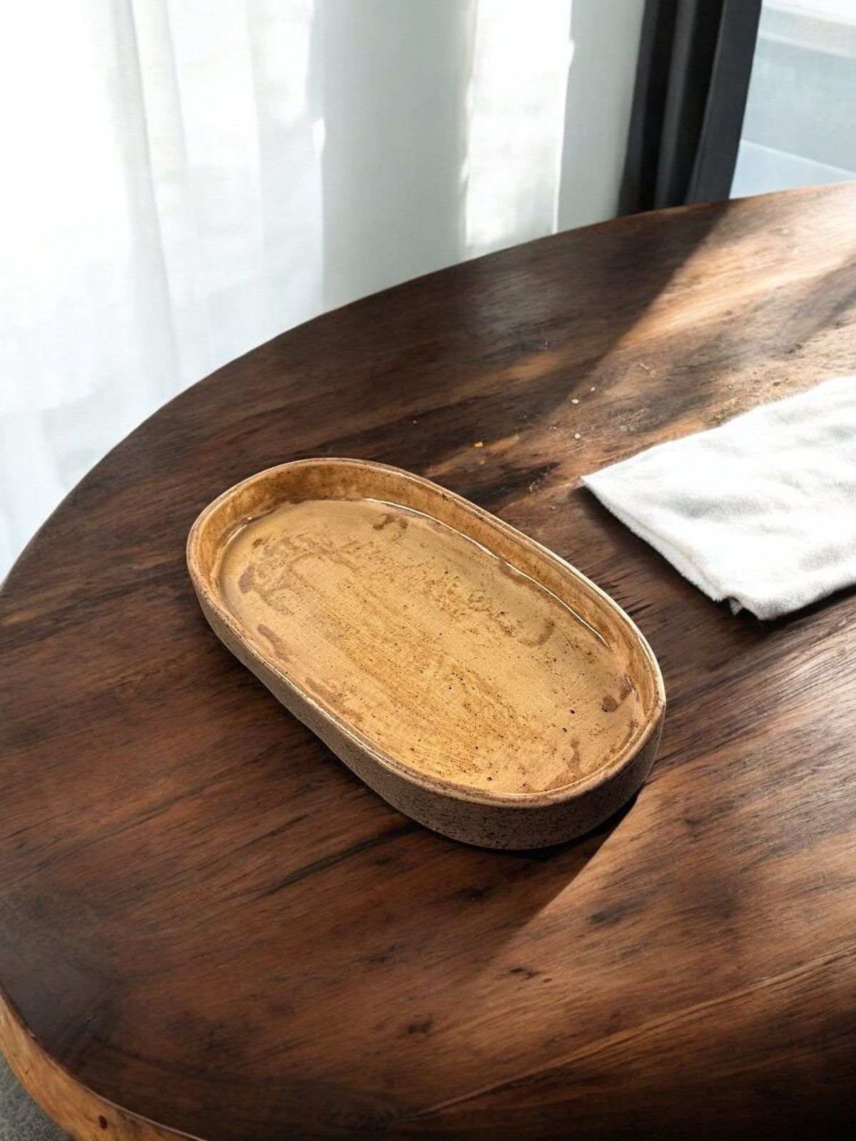 El Yapımı Oval Seramik Tabak – Karamel Tonları & Badem Kenar Detaylı