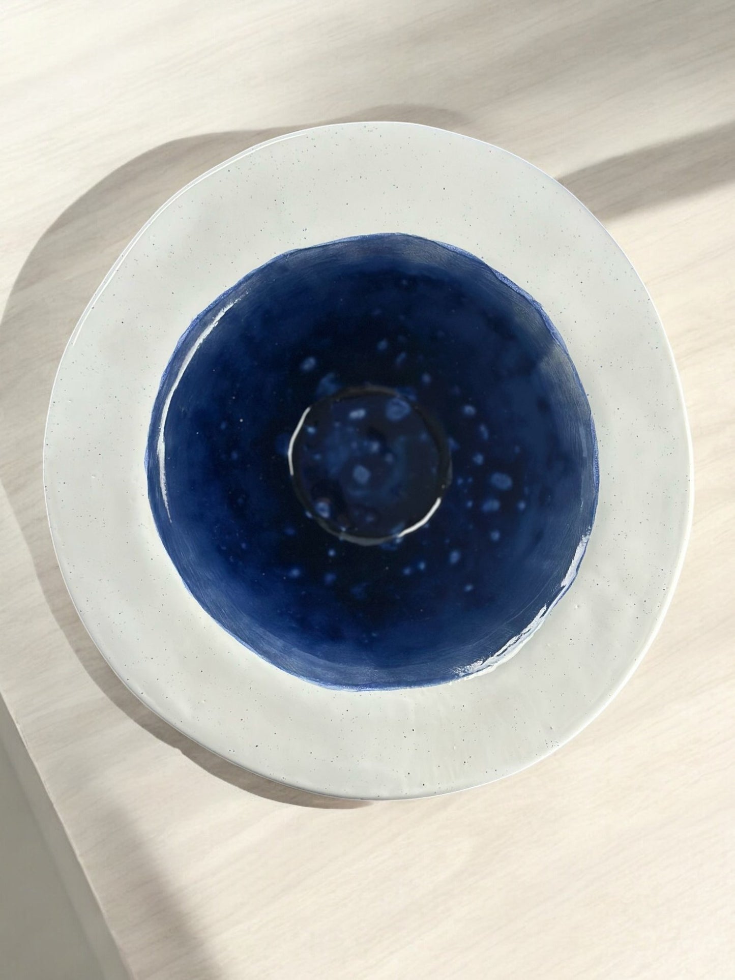 El Yapımı Derin Seramik Tabak – Efektli Mavi & Benekli Beyaz